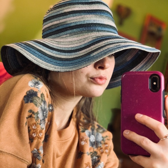 Floppy Beach Hat - Picture 1 of 4